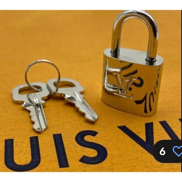 👛  AUTHENTIC LOUIS VUITTON SILVER LOCK AND KEY - Picture 2 of 9